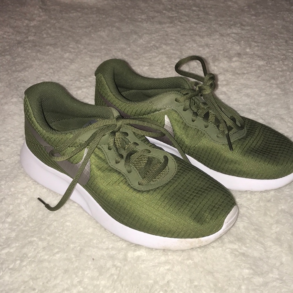 NEVER WORN green nike shoes